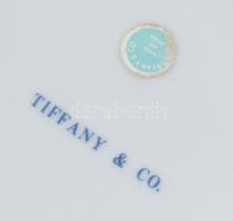 Tiffany & Co. porcelán dobozka, bonbonier, dekoratív virágmintával. Matricás, jelzett, alján apr...