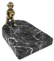 Pisilő fiús márvány hamutartó bronz figurával 12 x 9 cm