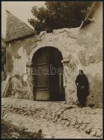 cca 1927 Budapest, Tabán, Kerny István (1879-1963) budapesti fotóművész hagyatékából 1 db mai nagyítás (24x18 cm), + hozzáadva a Pesti Napló képes mellékletének 1927. szeptember 18. számából egy dupla oldalas összeállítást a Tabánról, rajta 9 db fénykép illusztráció