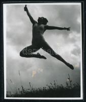 cca 1935 Ugrás az ég felé, Szentpál Olga (1895-1968) mozgásművésznő, koreográfus, pedagógus és szakíró gyűjteményéből 1 db fotó, későbbi kontakt másolat egy negatívról, 5x4 cm
