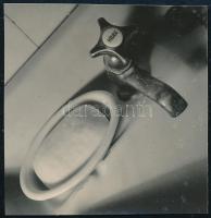 cca 1936 Kinszki Imre (1901-1945) budapesti fotóművész hagyatékából 1 db jelzés nélküli vintage fotó (szappan), ezüstzselatinos fotópapíron, 5x4,8 cm