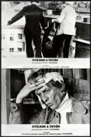 1976 ,,Gyilkos a tetőn című svéd film jelenetei és szereplői, 11 db vintage produkciós filmfotó, ezüstzselatinos fotópapíron, az egyik kép sarkán (főleg a szövegmezőben) törésvonal, 18x24 cm
