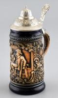 Gerz német sörös korsó, kerámia, ón fedővel, oldalán kocsma jelenet, jelzett, kopásnyomokkal, m: 17 cm