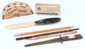 Kis bolha tétel: régebbi írószerek, 2 db levélbontó (gyöngyház berakásos réz, sérült csont), fa ceruzatartó, egy kis doboz tűző- és gémkapocs
