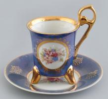Háromlábú, kék és arany porcelán kávés csésze aljjal. Matricás, jelzés nélkül, minimális kopással, m: 8,5 cm, d: 11 cm