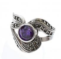 Ezüst(Ag) gyűrű markazittal és lila kővel, jelzett, méret: 54, bruttó: 5,49 g