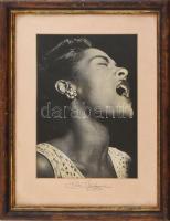 Billie Holiday (1915-1959), fotónyomat, papír, utólagos aláírással a paszpartun. Dekoratív, kissé sérült üvegezett fa keretben. 31x23 cm