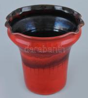 Zsóka jelzéssel: Retró vörös-fekete kaspó. Mázas kerámia, jelzett, az Iparművészeti Vállalat zsűri címkéjével, kis kopással, m: 15,5 cm, d: 15 cm