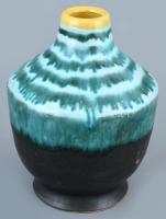 Balczó Edit (1935- ): Retró zöld csíkos váza. Mázas kerámia, jelzett, apró lepattanással, jelzett m: 16,5 cm