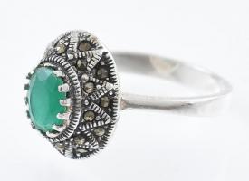 Ezüst(Ag) gyűrű zöld kővel, markazittal, jelzett, méret: 59, bruttó: 3,67 g