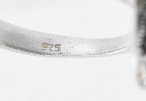 Ezüst(Ag) gyűrű zöld kővel, markazittal, jelzett, méret: 59, bruttó: 3,67 g