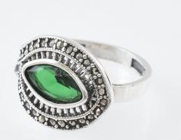 Ezüst(Ag) gyűrű zöld kővel, jelzett, méret: 54, bruttó: 3,6 g