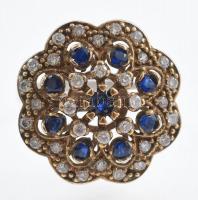 Ezüst(Ag) gyűrű kék-fehér kövekkel gazdagon kirakva, jelzett, méret: 58, bruttó: 5,3 g