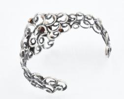 Ezüst(Ag) karperec spessartin kövekkel kirakva, jelzés nélkül, 4,5×5,5 cm, bruttó: 22,9 g