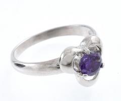 Ezüst(Ag) gyűrű lila kővel, jelzett, méret: 57, bruttó: 2,7 g