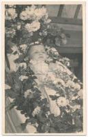 1949 Halott kisgyermek ravatala / Catafalque of a dead child. photo