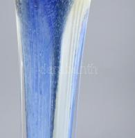 3 db váza: Muranói üveg váza. Anyagában színezett, matricával jelzett. m: 48 cm + 2 db üveg váza 30-...