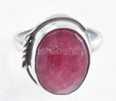 Ezüst(Ag) gyűrű nyers rubinnal, jelzés nélkül, méret: 53, bruttó: 6,7 g