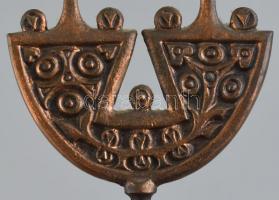 Iparművész vörösréz és fa kétágú gyertyatartó, m: 16 cm