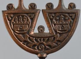 Iparművész vörösréz és fa kétágú gyertyatartó, m: 16 cm