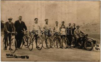 1928 Budapest, 100 km-es házi kerékpár verseny, biciklisták csoportképe, oldalkocsis motorkerékpár. photo (fl)