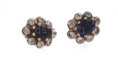 Ezüst(Ag) ovális fülbevalópár kék kővel, jelzett, h: 1,5 cm, bruttó: 5,7 g