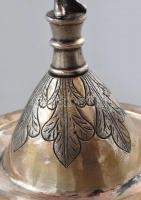 Ezüst (Ag) figurális kínáló, egy ágú gyertyatartóval, rajta formába fújt, zománc festett gyöngyvirág...