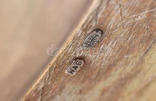 Ezüst (Ag) figurális kínáló, egy ágú gyertyatartóval, rajta formába fújt, zománc festett gyöngyvirág...