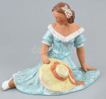 Izsépy mázas kerámia hölgy kalappal, kézzel festett, jelzett, kis kopásnyomokkal, 27×17 cm