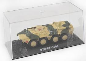 BTR-80 páncélozott katonai csapatszállító jármű modellje, eredeti műanyag dobozában, h: 10 cm