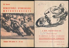 1967-1970 Bp. Honvéd nemzetközi és országos gyorsasági motorversenye, 2 db ismertető füzet, fekete-fehér képekkel, hirdetésekkel, hajtásnyomokkal, helyenként bejegyzésekkel, firkával