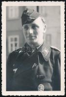 cca 1940-1942 Német páncélos katona fotója, egyenruháján 2. oszt. Vaskereszt szalagja és Általános Támadási Jelvény, 9×6 cm