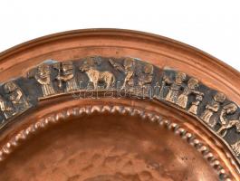 Iparművész réz tálca figurális jelenettel, d: 30 cm
