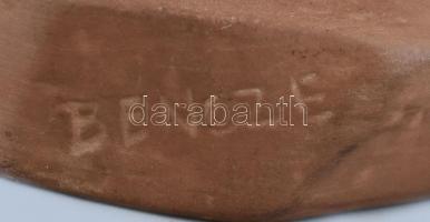 Bencze jelzéssel: Tököt, a fején cipelő nő. Szocreál stílusú figura. Terrakotta, hibátlan, m: 23 cm