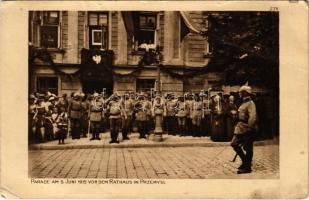 Parade am 6. Juni 1915 vor dem Rathaus in Przemysl. Der Krieg 1914-15 im Postkarten / WWI German and Austro-Hungarian K.u.K. military parade in Przemysl (lyukak / pinholes)