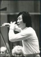 cca 1980-1990 Kobajasi Kenicsiró (1940- ) japán karmester, sajtófotó, 17,5x12,5 cm / Ken-Ichiro Kobayashi (1940- ) Japanese conductor, photo, 17.5x12.5 cm