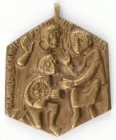 Bronz vallási fém függő, mindkét oldalán plasztikus figurális díszítéssel, egyik oldalán német nyelvű felirattal. 6x5 cm