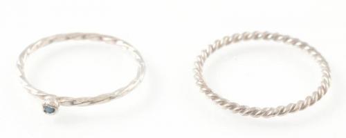 Ezüst(Ag) fonott gyűrű, 2 db, jelzés nélkül, méret: 56, 59 bruttó: 1,86 g