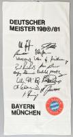 FC Bayer München törölköző, az 1980/81-es szezon bajnokcsapatának nyomtatott aláírásaival, jó állapotban, 85x45 cm