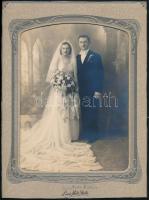cca 1920 Régi esküvői fotó, díszes szecessziós paszpartuban, a paszpartu körbevágva, 21,5x16 cm