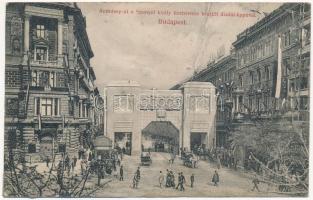 1908 Budapest VI. Andrássy út a spanyol király tiszteletére készült diadalkapuval, Takarékpénztár, Fonciere Biztosító. Divald Károly kiadása (fa)