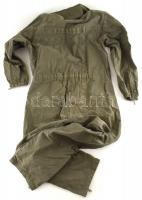 Német katonai overáll, méret: 7, kopásnyomokkal, egyik cipzára kissé hiányos