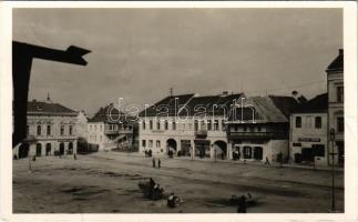 1943 Kézdivásárhely, Targu Secuiesc; Fő tér, Városháza, Csávássy Endre, Winternitz Ödön üzlete, vendéglő, piac. Lénárd fényképész / main square, town hall, shops, restaurant, market vendors