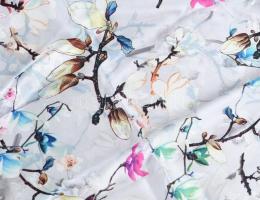 Virágmintás ezüstszínű selyem sál, kendő, kb. 166x134 cm