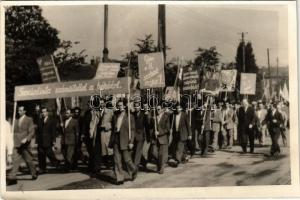 1952 Szombathely, A 8. szabad május 1-i felvonulás, Szocialista számvitellel a békéért tábla. photo (non PC) (EK)