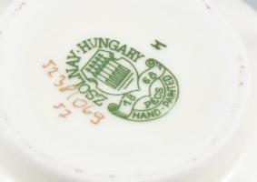 Zsolnay virágmintás váza, kézzel festett, jelzett, kis kopásnyomokkal, m: 11 cm