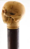 Sétapálca, pácolt fapálca, csont Memento mori fogóval, kopásnyomokkal, h:92cm