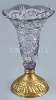 Ólomkristály váza, fém aljjal, apró csorba, m:26 cm
