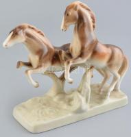 Royal Dux porcelán vágtázó lovak, kézzel festett, lábánál törés, jelzett, 18x13 cm