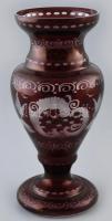 Egermann jellegű rubinpácolt üvegváza. Kézzel készült, cseh kristályüveg, virágmotívummal díszített, csiszolt. XX. század, kopott. m: 20,5 cm